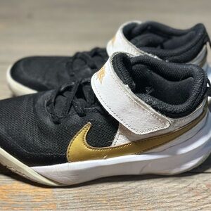Nike Team Hustle D10 Basketball toddler boys size 13C Black and Gold Shoes